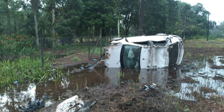 [VIDEO]Carro fica completamente destruído após capotar em um trecho da PR-407