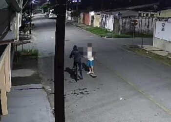 [VIDEO] Câmeras de segurança registram atentado a tiros no Conjunto Cominese em Paranaguá.