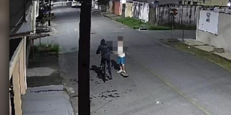 [VIDEO] Câmeras de segurança registram atentado a tiros no Conjunto Cominese em Paranaguá.