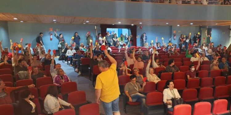 [VIDEO]Professores da UFPR e UTFPR entram em greve a partir de hoje, 15 de abril