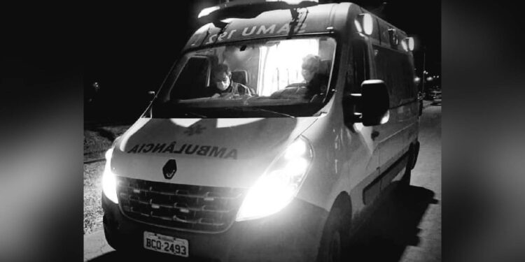 Homem é esfaqueado enquanto caminhava por avenida de Matinhos