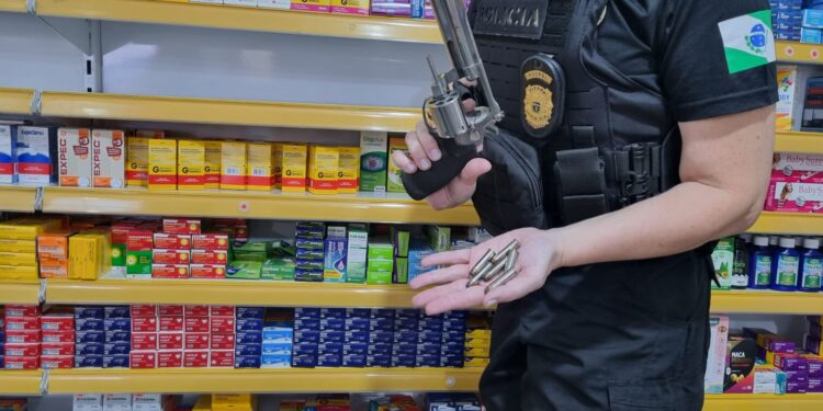 Três pessoas são presas em flagrante pela Polícia Civil acusadas de falsificação de medicamentos em Curitiba