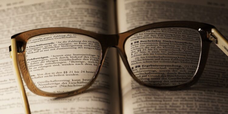 Estudo questiona eficácia dos óculos contra luz azul: fadiga ocular e sono afetados?