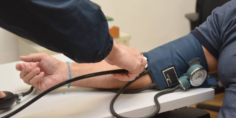 Secretaria da Saúde reforça ações contra hipertensão, que afeta mais de 20% da população