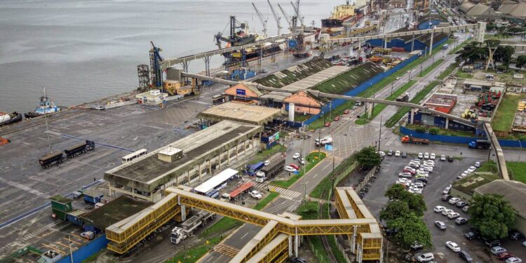 Cerca de 1,5 mil trabalhadores portuários participam do Abril Verde da Portos do Paraná