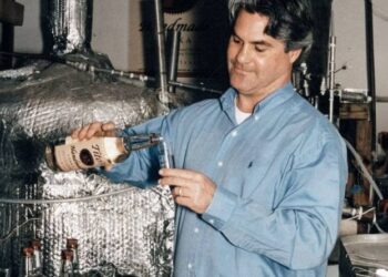 A história do bilionário da vodka iniciou com 19 cartões de crédito