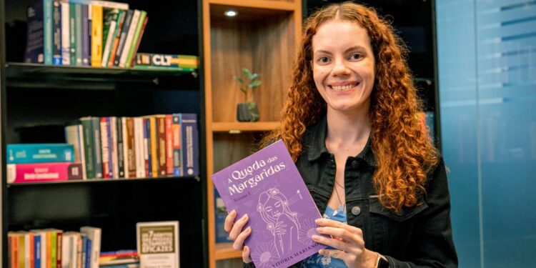 Estagiária da Portos do Paraná, estudante de Direito lança primeiro romance