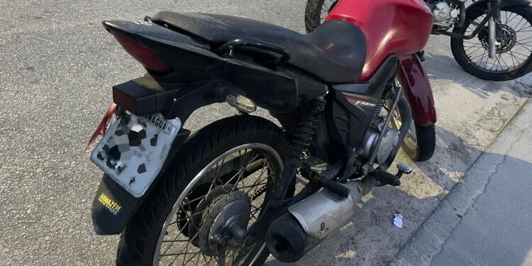 [VÍDEO] Motocicleta com mais de R$ 60 mil em multas é apreendida pela GCM em Paranaguá
