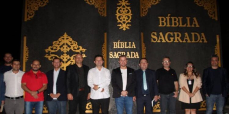 Monumento em homenagem a bíblia é inaugurado em Paranaguá