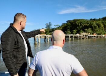 Prefeito Marcelo Roque visita obras dos trapiches nas comunidades pesqueiras em Paranaguá