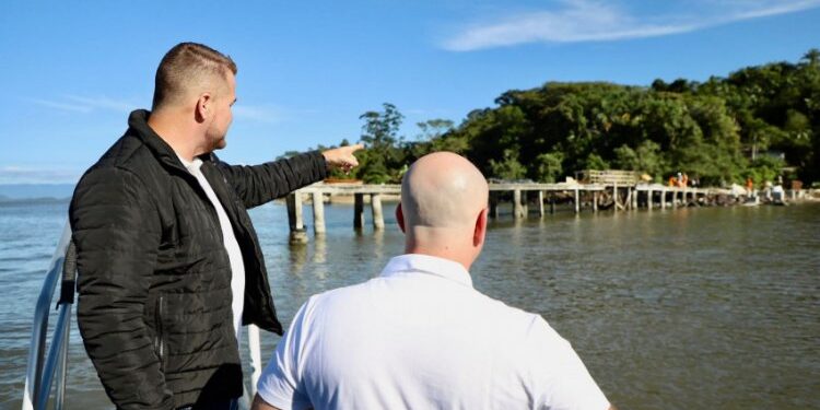 Prefeito Marcelo Roque visita obras dos trapiches nas comunidades pesqueiras em Paranaguá