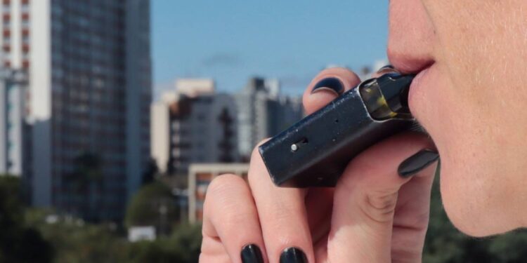Estado alerta sobre riscos e proibições dos “vapes” e reforça disponibilidade de tratamento