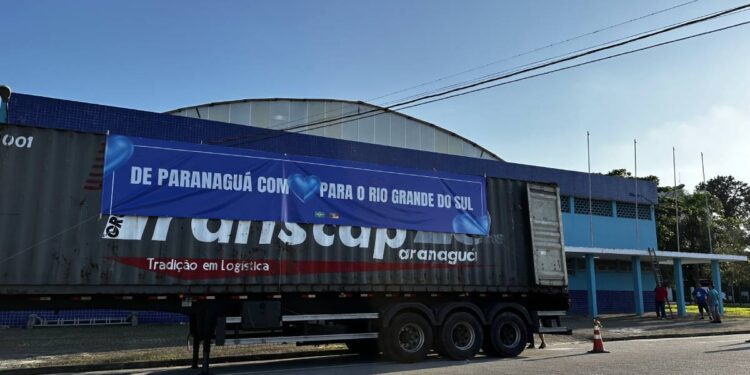 Toneladas de esperança: primeiro contêiner de donativos é carregado em Paranaguá