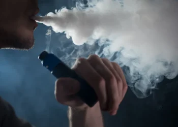 Uso frequente de vape pode aumentar o risco de exposição a urânio e chumbo