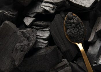 Realmente carvão ativado é bom para clarear os dentes?