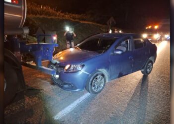 [VÍDEO] Motorista bêbado bate veículo na traseira de caminhão tanque na BR-277