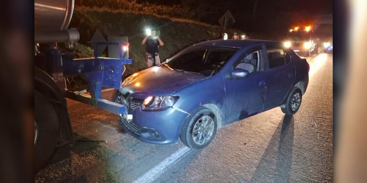 [VÍDEO] Motorista bêbado bate veículo na traseira de caminhão tanque na BR-277