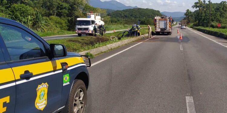 [VÍDEO] Carro pega fogo após cair no canteiro central da BR-277 em Morretes