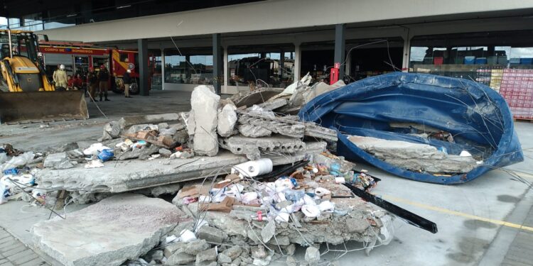 [VÍDEO] PCPR indicia três pessoas pelo desabamento de laje no supermercado Super Rede, em Pontal do Paraná
