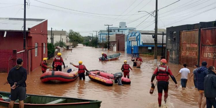 [VÍDEO] Paraná vai enviar alimentos, colchões, kits dormitórios e água potável ao Rio Grande do Sul