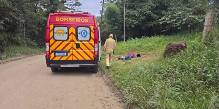 [VÍDEO] Rapaz é executado com tiro na cabeça na zona rural de Paranaguá