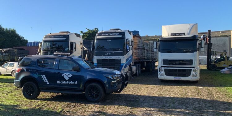 Receita Federal faz doação de três mil compensados de madeira para o Rio Grande do Sul