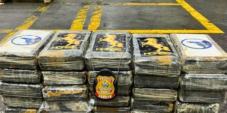 [VÍDEO] PF prende dois homens por tráfico internacional de drogas em Paranaguá