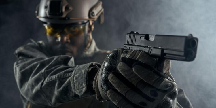 Em 10 anos, disparos de armas de fogo mataram 4 vezes mais negros que brancos no Brasil, diz pesquisa