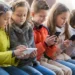 Os graves impactos do uso dos celulares pelas crianças
