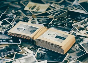 A partir de que época os sorrisos se tornaram uma tendência em fotos?