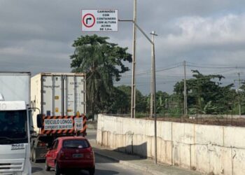 SUMTRAN instala placas regulamentadoras na Avenida Atílio Fontana em Paranaguá