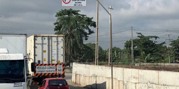 SUMTRAN instala placas regulamentadoras na Avenida Atílio Fontana em Paranaguá