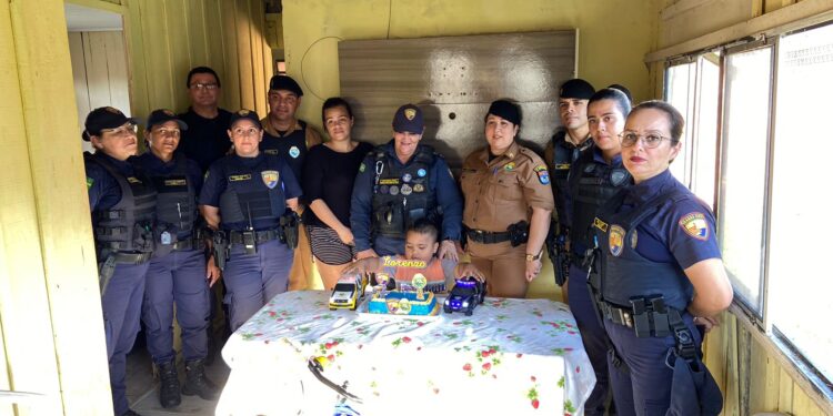 PM e GCM fazem festa de aniversário surpresa para menino de três anos em Paranaguá