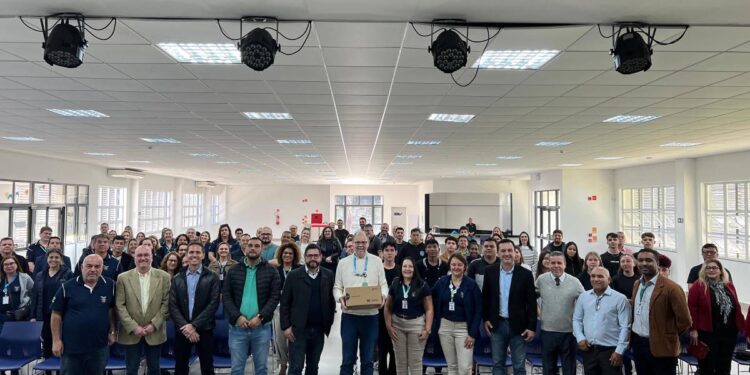 Talento Tech-PR distribui 100 notebooks para municípios e alunos do Litoral