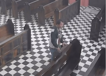 [VÍDEO] Câmeras registram furto da “mesa de folhetos” da Catedral de Paranaguá na sexta-feira, 12