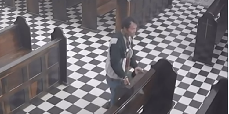 [VÍDEO] Câmeras registram furto da “mesa de folhetos” da Catedral de Paranaguá na sexta-feira, 12