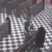 [VÍDEO] Câmeras registram furto da “mesa de folhetos” da Catedral de Paranaguá na sexta-feira, 12
