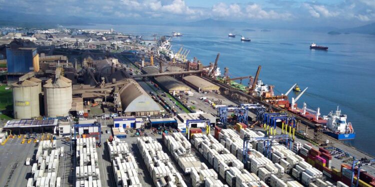 Portos do Paraná registram novo recorde histórico de movimentação mensal
