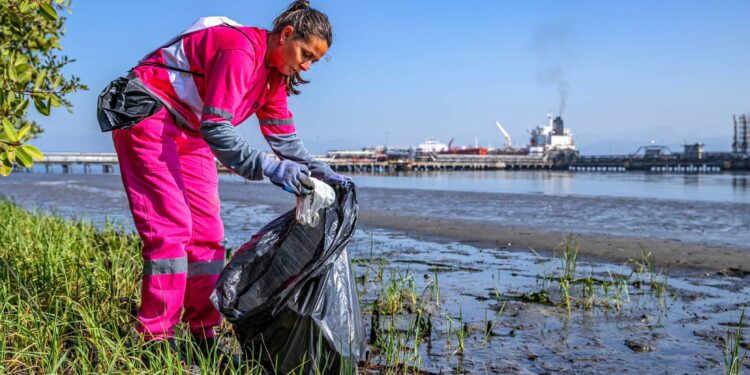 [VÍDEO] Portos do Paraná recolheu 615 kg de resíduos em mutirão de limpeza no Trapiche do Rocio
