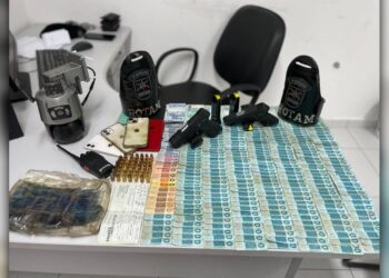 [VÍDEO] ROTAM faz grande apreensão de dinheiro, pistolas, munições e porções de cocaína na Vila Paranaguá