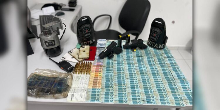 [VÍDEO] ROTAM faz grande apreensão de dinheiro, pistolas, munições e porções de cocaína na Vila Paranaguá