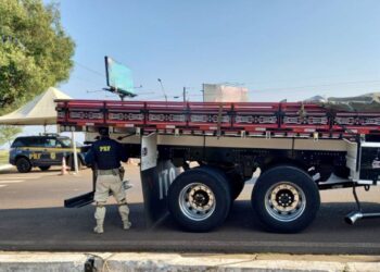 PRF flagra caminhão com 21 pneus sem condições de rodar no Oeste do Paraná