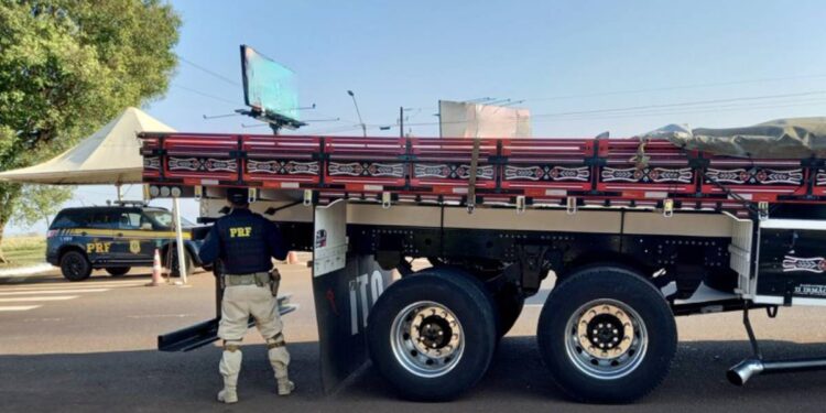 PRF flagra caminhão com 21 pneus sem condições de rodar no Oeste do Paraná