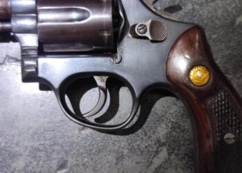 [VÍDEO] Morador aponta arma de fogo para homem que pediu comida na porta da sua casa em Antonina