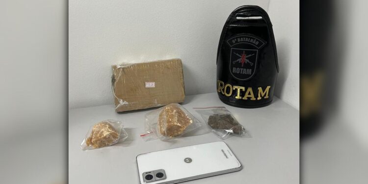 [VÍDEO] Maconha, “murruga” e crack são apreendidas pela ROTAM na Vila São Vicente em Paranaguá