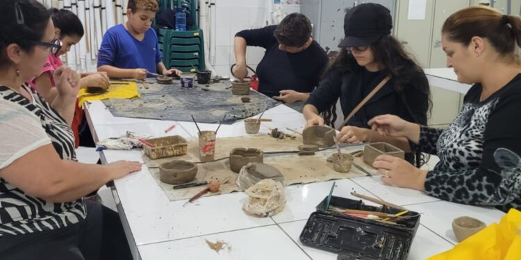 Projeto “Horta Vertical” une cultura e educação para ensinar e entreter comunidade escolar do Colégio Zilah, em Paranaguá