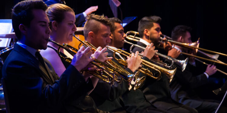 [VÍDEO] Filarmônica Orquestra Show faz parte dos eventos pelos 43 anos da Cattalini
