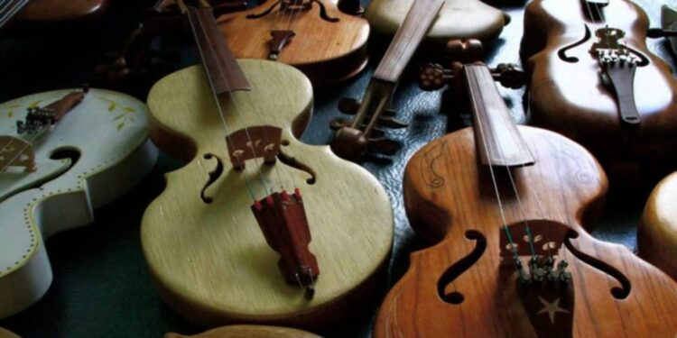 [VÍDEO] Saiba como se confecciona uma rabeca do Fandango Caiçara