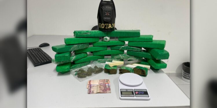 [VÍDEO] ROTAM apreende grande quantidade de maconha no Jardim Esperança