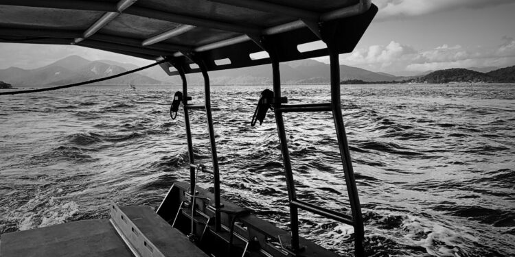 [VÍDEO] Corpo de Bombeiros realiza busca de homem desaparecido na baía de Guaraqueçaba